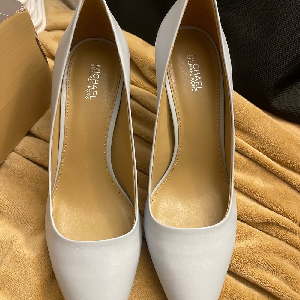 Brand new Michael KORS light blue pumps